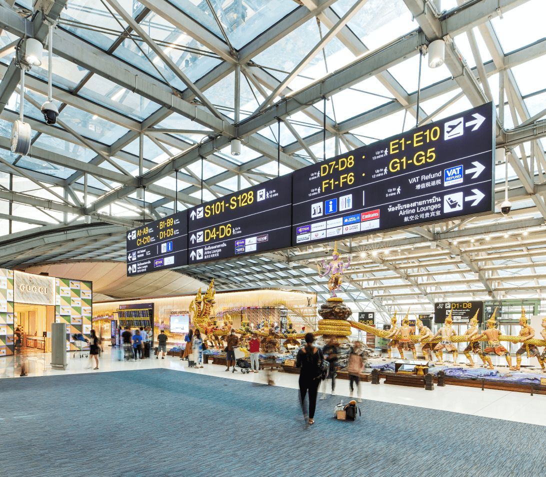 Không gian kiến trúc đẹp mắt, cùng hệ thống tiện nghi và dịch vụ đẳng cấp mang đến trải nghiệm hài lòng cho hành khách khi đến sân bay Bangkok Suvarnabhumi